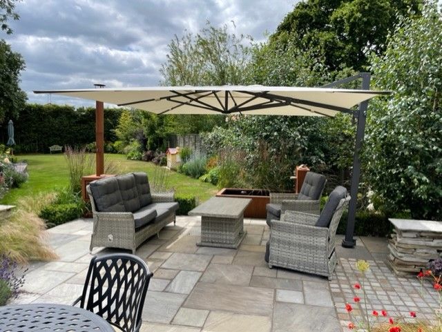 4m Aluminium Kurbelschirm im Garten